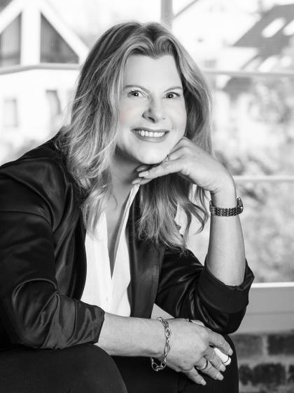 Frau Rechtsanwältin Riemann-Uwer ist Partnerin der Kanzlei SCHULTE.| Rechtsanwälte. Als Fachanwältin für Strafrecht vertritt und berät sie Geschädigte im Nebenklage- und Opferrecht bundesweit.